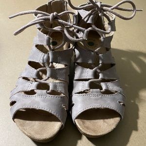 Earth tan sandals size 6